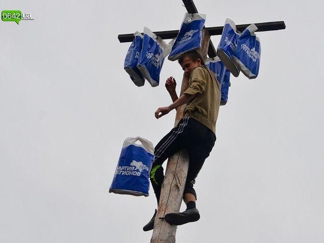 На Луганщині під час Масляної за подарунками у пакетах ПР лізли на стовпи (Фото)