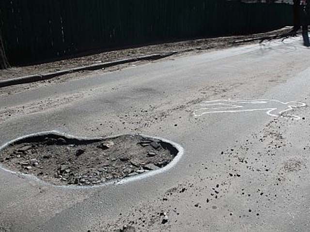 В Черкассах ямы на дорогах зарисуют краской, которая светится ночью В Черкассах ямы на дорогах зарисуют краской, которая светится ночью