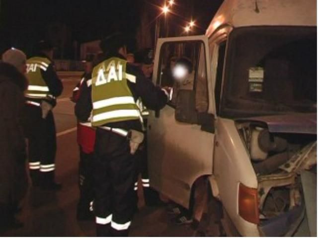 У Києві п'яний водій мікроавтобуса спричинив ДТП (Фото) У Києві п'яний водій мікроавтобуса спричинив ДТП (Фото)