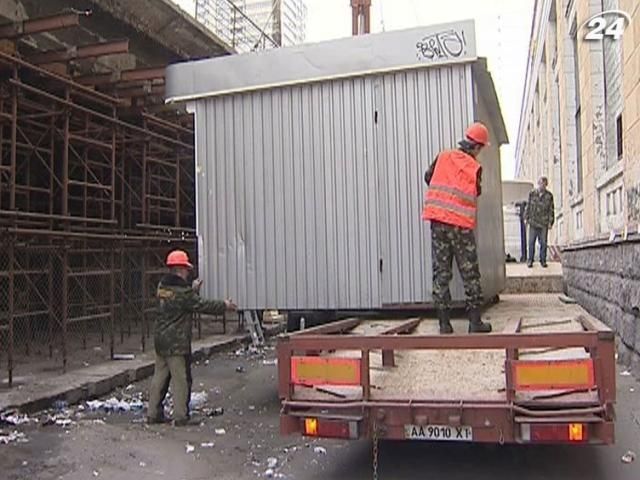 Сьогодні в Києві починають зносити нелегальні кіоски Сьогодні в Києві починають зносити нелегальні кіоски