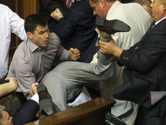 В Раде - драка депутатов (Фото) В Раде - драка депутатов (Фото)