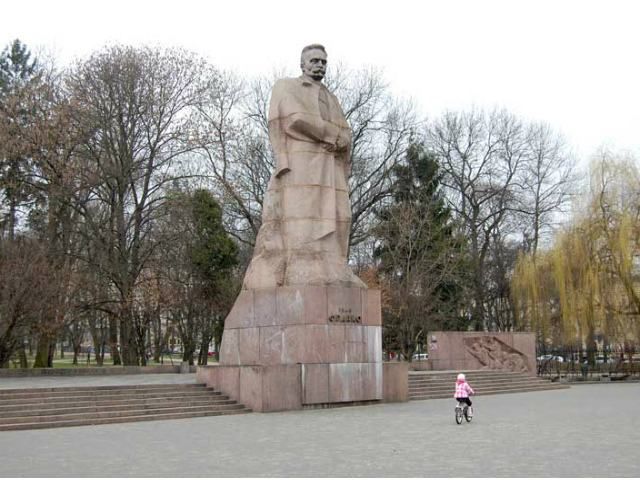 Чиновники из Прикарпатья украли 115 тысяч гривен у памятника Франко