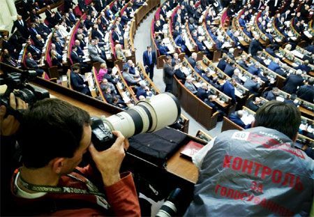 Опозиція зловила ще двох "кнопкодавів" (Фото) Опозиція зловила ще двох "кнопкодавів" (Фото)