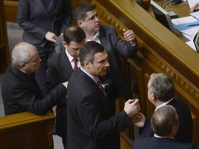 Рада знову запрацювала, без бійок не обійшлося (Фото. Відео)