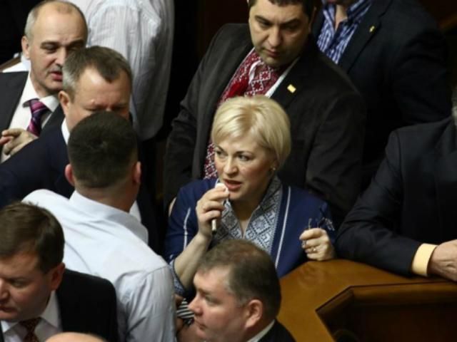 Богословська каже, що свободівка розбила окуляри об регіонала 