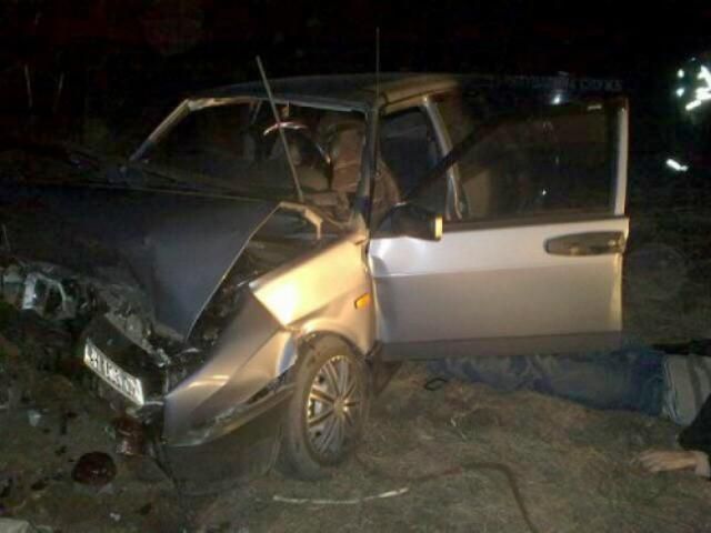 На Донеччині автівка влетіла в стовп: 1 людина загинула і 3 постраждали (Фото) На Донеччині автівка влетіла в стовп: 1 людина загинула і 3 постраждали (Фото)