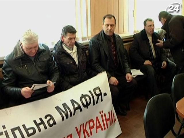 На Луганщине горняки захватили кабинет директора шахты - 19 марта 2013 - Телеканал новин 24