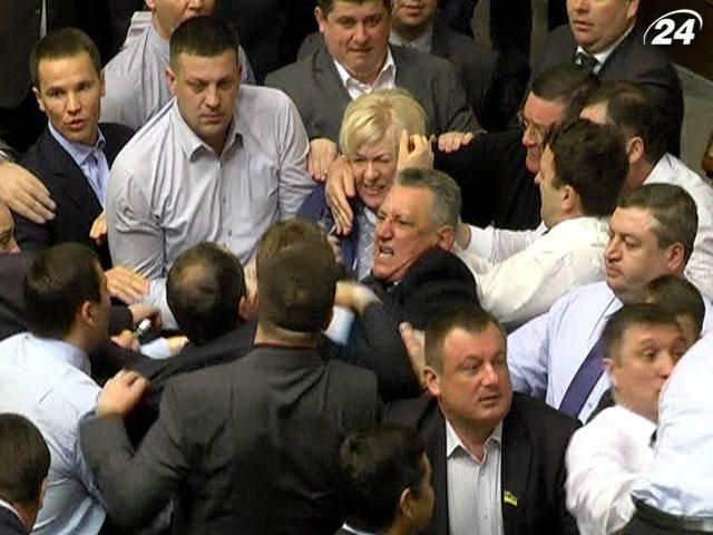 Подія дня: Верховну Раду розблокували, аби помахати кулаками Подія дня: Верховну Раду розблокували, аби помахати кулаками