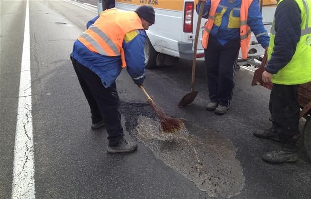 На Закарпатье дороги латают болотом (Фото. Видео) На Закарпатье дороги латают болотом (Фото. Видео)