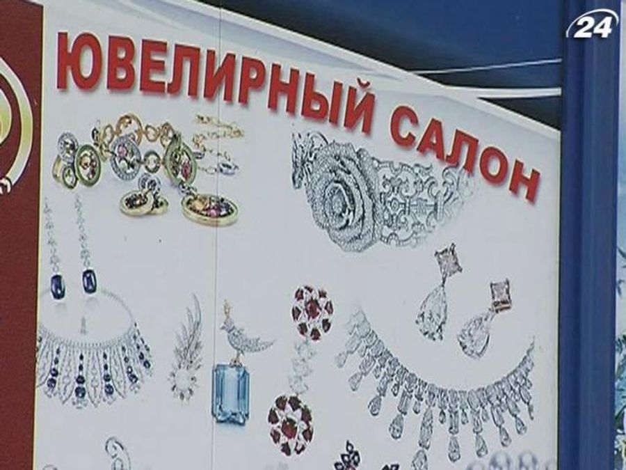На Луганщині менше ніж за годину пограбували 2 ювелірні крамниці На Луганщині менше ніж за годину пограбували 2 ювелірні крамниці