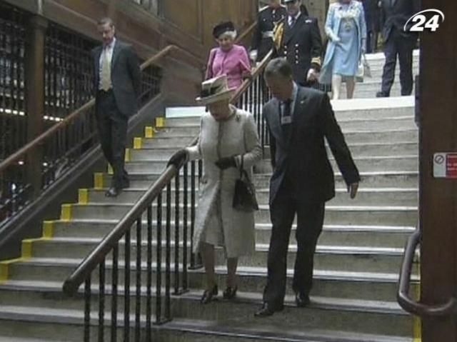 Єлизавета II спустилася в лондонську підземку Єлизавета II спустилася в лондонську підземку