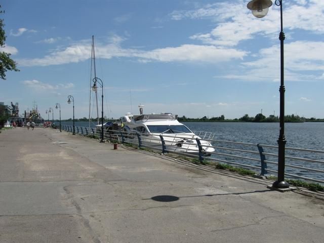 На Херсонщине чиновник сбил пешехода и утопил его На Херсонщине чиновник сбил пешехода и утопил его