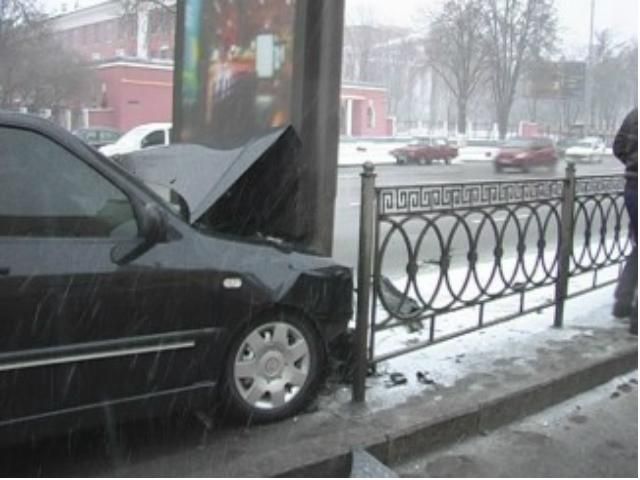 У Києві від негоди розбився автомобіль (Фото)  