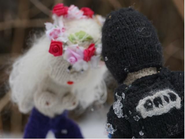 Сторонники FEMEN изобразили активисток в куклах (Фото) Сторонники FEMEN изобразили активисток в куклах (Фото)