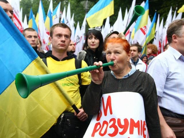 Опрос: Меньше трети украинцев хотят предоставления русскому языку статуса государственного