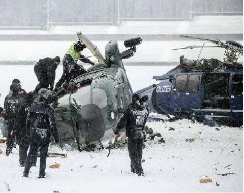 Над Берлином столкнулись два вертолета (Фото, Видео) Над Берлином столкнулись два вертолета (Фото, Видео)