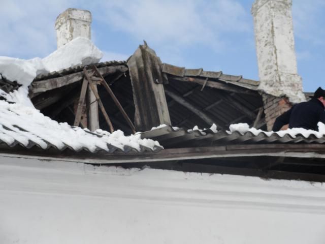 На Львівщині під вагою снігу провалився дах школи