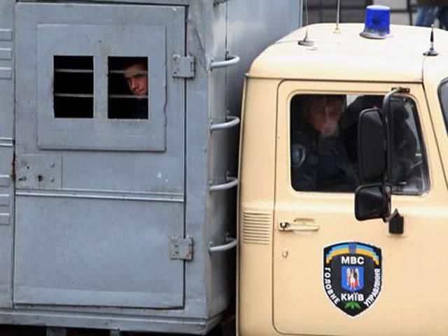 В больницу, где лежит Тимошенко, приехали 3 автозака