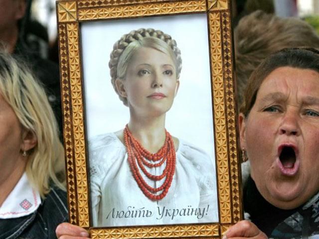 Прихильники Тимошенко перегородили прохід прокурорам, засідання перенесли