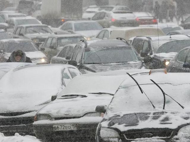 Снегопад вызвал в Киеве транспортный коллапс