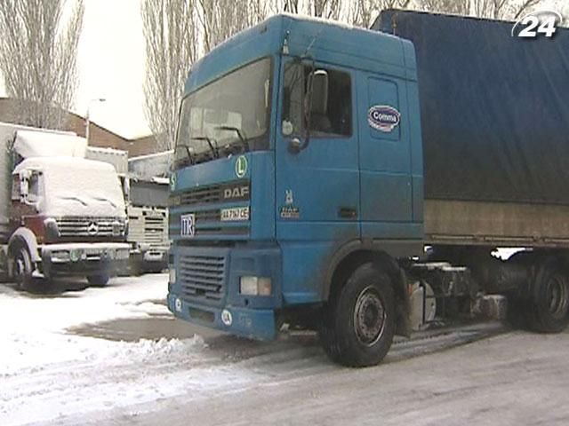 Движение тяжелого автотранспорта следует ограничить, - Азаров Движение тяжелого автотранспорта следует ограничить, - Азаров