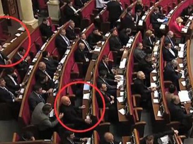 Регіонали вже вміють голосувати один за трьох (Відео)