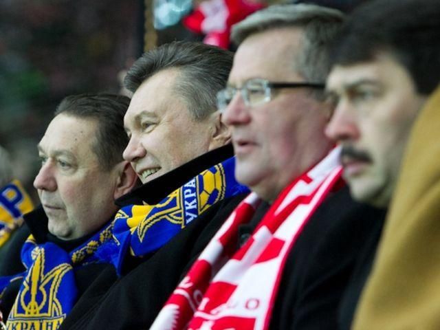 Янукович смотрит футбольный матч с президентами Польши и Венгрии