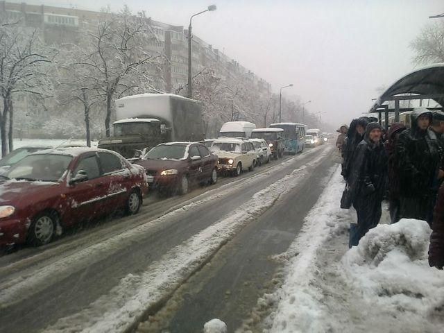 Київ усю ніч стояв у заторах, вулицями їздили сноубордисти (Відео)