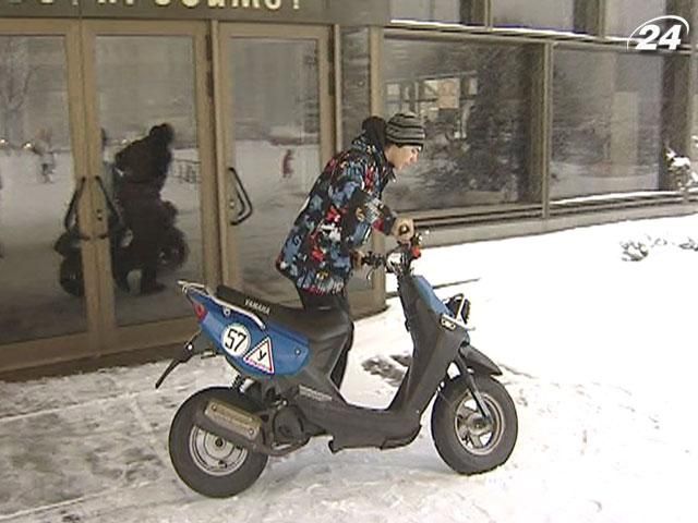 Столичних школярів вчать керувати мотоциклами