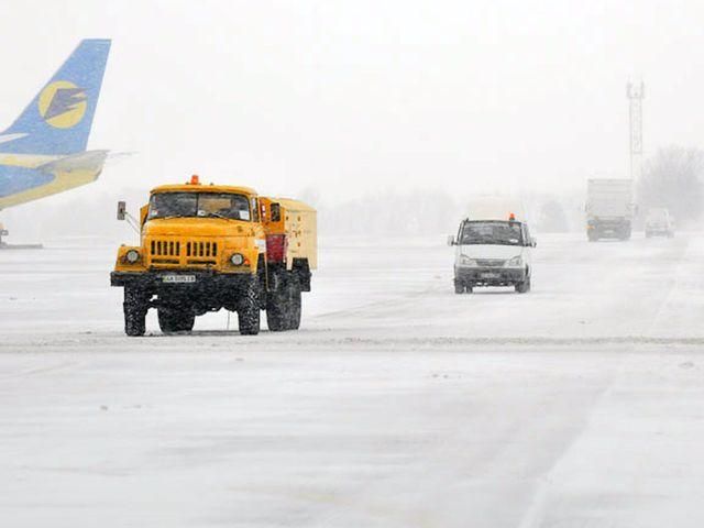 "Борисполь" не на полную, но работает, "Жуляны" не принимают авиарейсы "Борисполь" не на полную, но работает, "Жуляны" не принимают авиарейсы