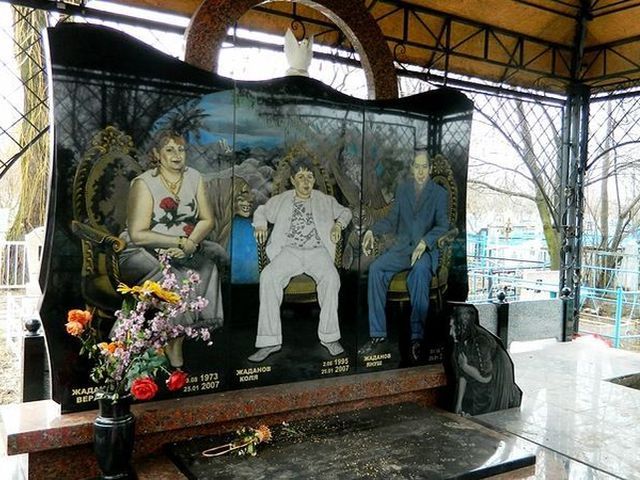 Незвичні циганські могили в Україні (Фото) Незвичні циганські могили в Україні (Фото)