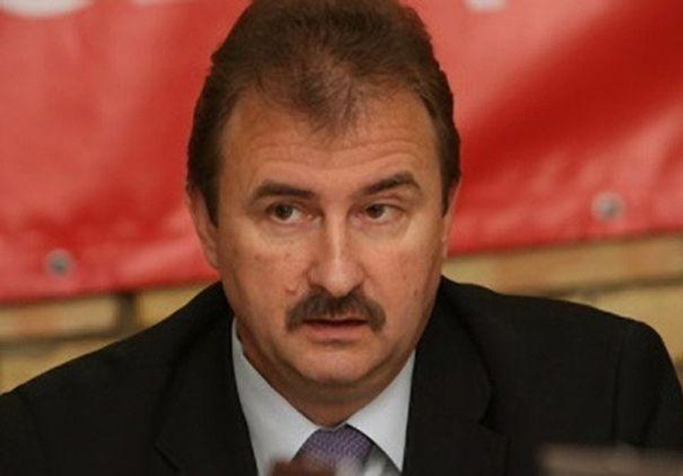 Попов попросив водіїв не заважати прибирати сніг Попов попросив водіїв не заважати прибирати сніг