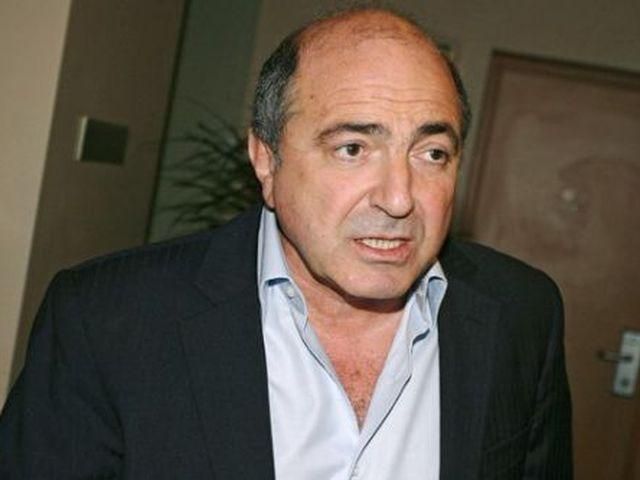 У будинку Березовського працюють фахівці з радіаційної і хімічної безпеки У будинку Березовського працюють фахівці з радіаційної і хімічної безпеки