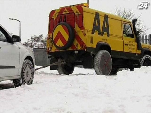 Великобритания страдает от аномального снега (Видео)