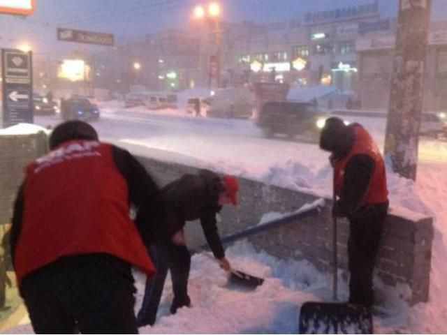 УДАРівці та свободівці допомагали розчищати сніг у Києві (Фото) УДАРівці та свободівці допомагали розчищати сніг у Києві (Фото)