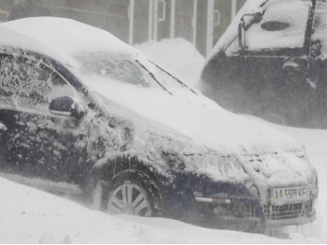 Кортеж Азарова застряг у сніговому заметі в Києві Кортеж Азарова застряг у сніговому заметі в Києві