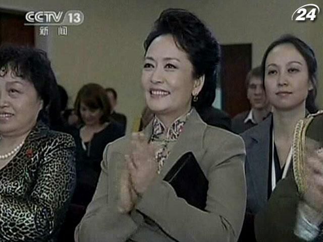 Первая леди Китая впервые сопровождала своего мужа заграницу Первая леди Китая впервые сопровождала своего мужа заграницу