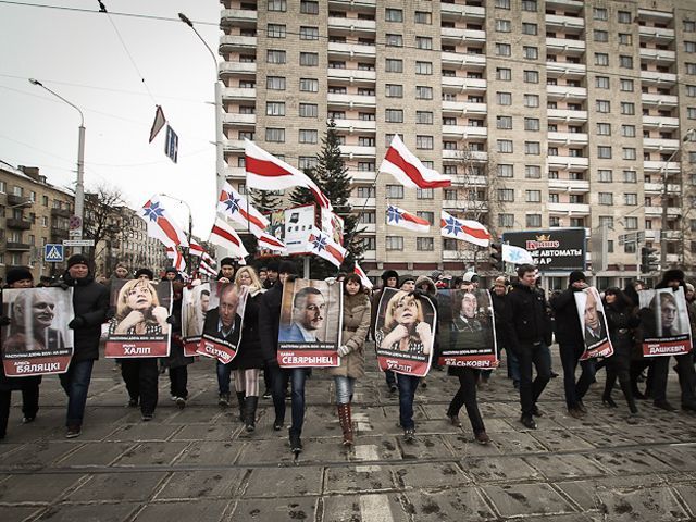 День Воли в Беларуси: сотни людей, сотни флагов, одна идея (Фото. Видео) День Воли в Беларуси: сотни людей, сотни флагов, одна идея (Фото. Видео)