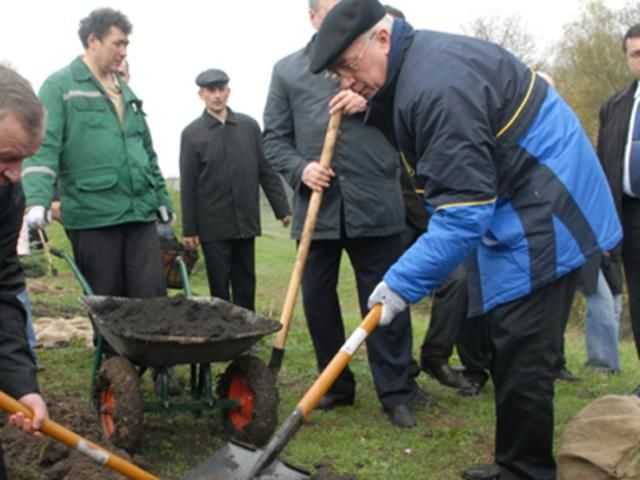 Азаров з дружиною вирощують на городі траву