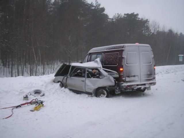 На Рівненщині легковик врізався у вантажівку (Фото) На Рівненщині легковик врізався у вантажівку (Фото)