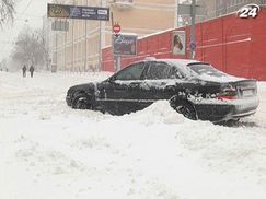 У КМДА обіцяють штрафи за припарковані на дорогах машини