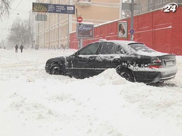 В КГГА обещают штрафы за припаркованные на дорогах машины В КГГА обещают штрафы за припаркованные на дорогах машины
