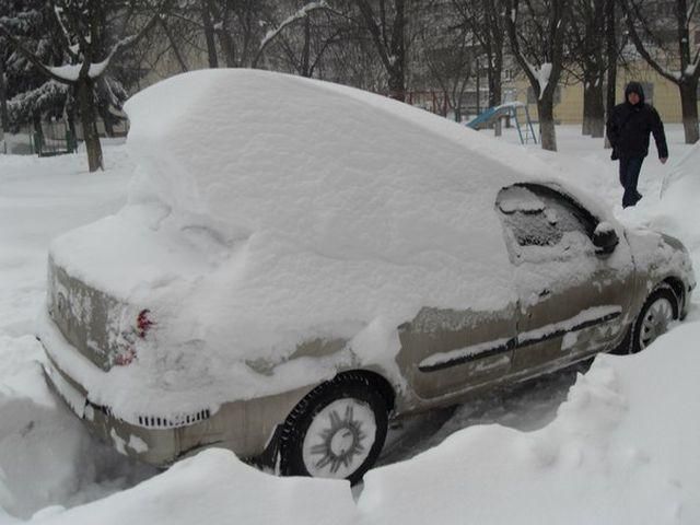 Українці вирішили підзаробити на снігопаді Українці вирішили підзаробити на снігопаді