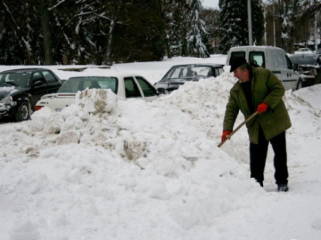 Сніг біля столичних шкіл розчищають батьки учнів