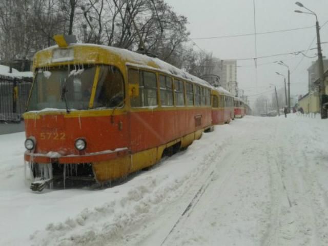 В Киеве не ездят трамваи из-за обледеневших путей (Фото)