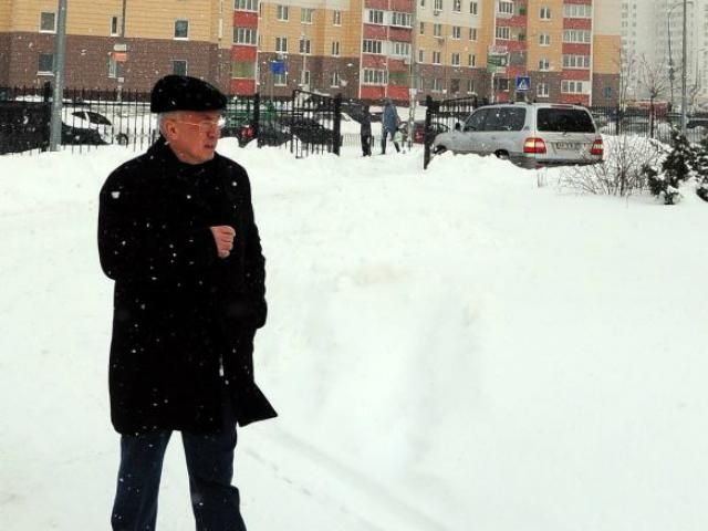 Азаров оцінив на "трієчку" прибирання снігу в Києві