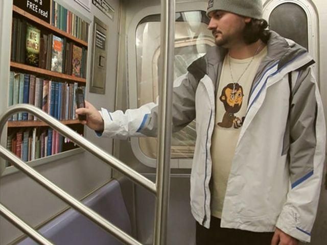 У метро Нью-Йорка  працює віртуальна бібліотека (Фото)