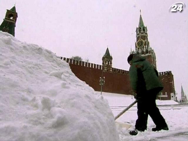 Москву накрыли мощные снегопады и сугробы (Видео)