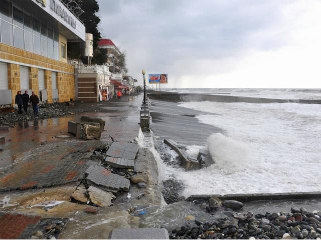 У Сочі потужний шторм розбив центральну набережну (Фото) У Сочі потужний шторм розбив центральну набережну (Фото)