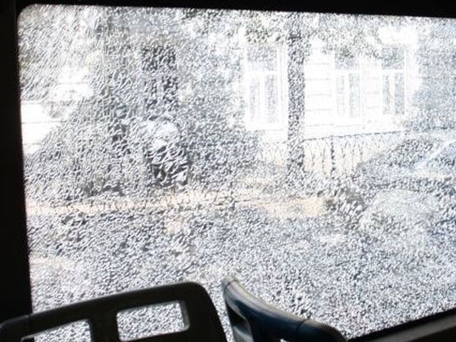 У Криму автобус із людьми обстріляли невідомі У Криму автобус із людьми обстріляли невідомі